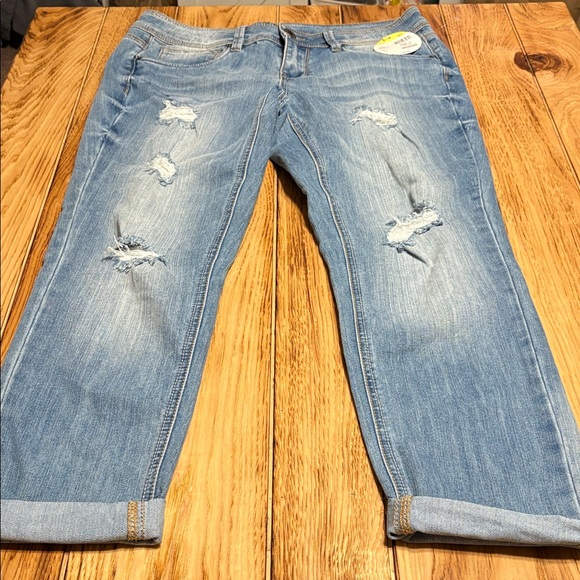 BONGO Light Blue Distressed Cropped Jeans NWT. - Picture 1 of 7